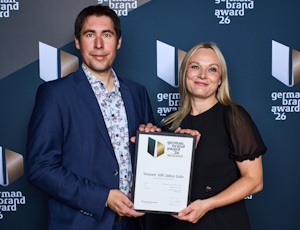 GBA26 Michael Unger GF VOSSEN und Nicole Neuhold Marketingleitung VOSSEN 2362x3543 1 - Vossen receives the German Brand Award