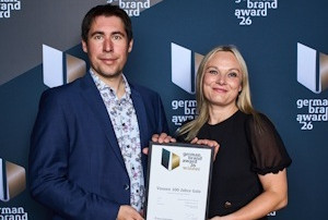 GBA26 Michael Unger GF VOSSEN und Nicole Neuhold Marketingleitung VOSSEN 2362x3543 2 300x202 - Vossen receives the German Brand Award