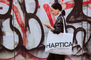haptica Markenauftritt news bild frau - Home