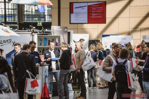 07 194 A7203231 DCE - HAPTICA live: Merch wins