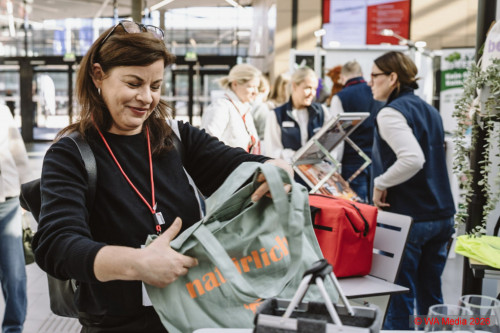 08 81 A7202681 DCE - HAPTICA live: Merch wins