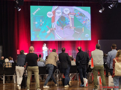 16 SK323 DCE - HAPTICA live: Merch wins